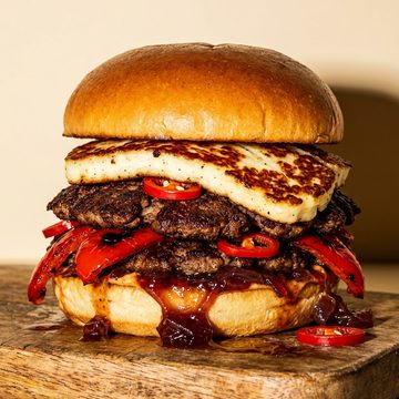 iL Vesuvio burger with peppers, chilli and mozzarella
